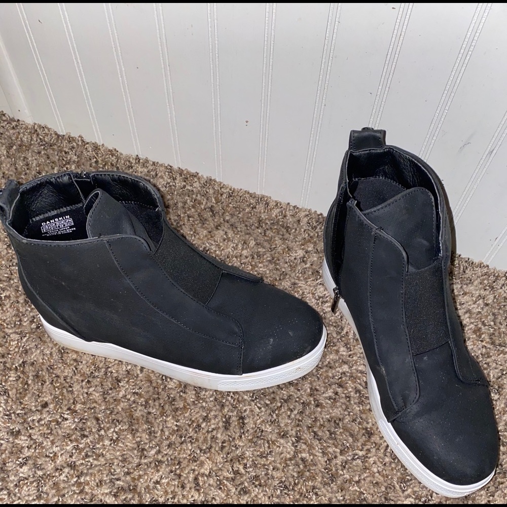 Wedge tennis shoes